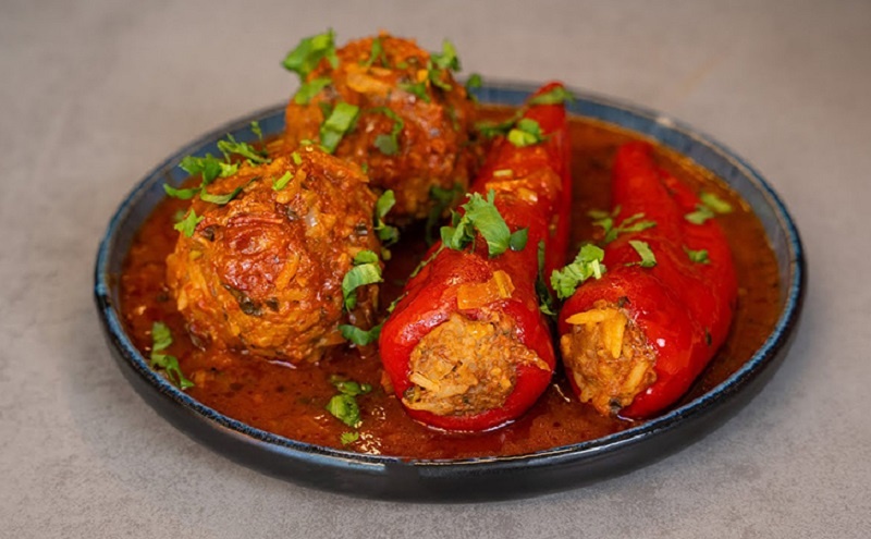 Фаршированные перцы по-кавказски: богатый вкус и особый соус, который меняет представление о блюде