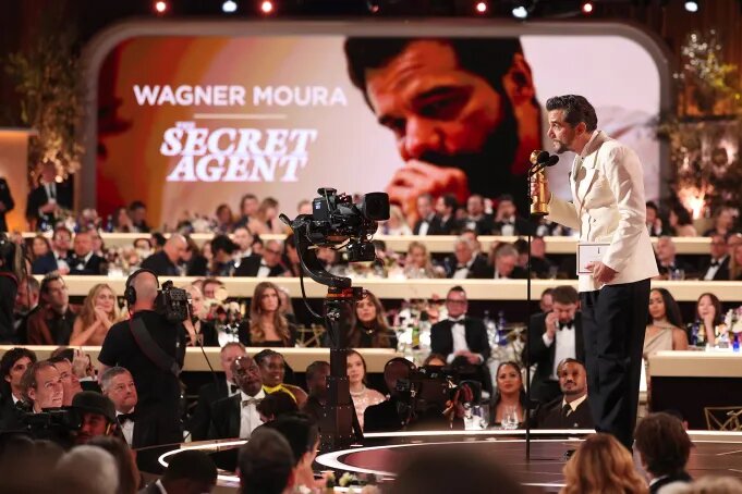 11 января 2026, церемония “Золотой Глобус”, Вагенр Моура произносит благодармтвенную речь после получения статуэтки | фотограф Кристофер Полк (Christopher Polk)