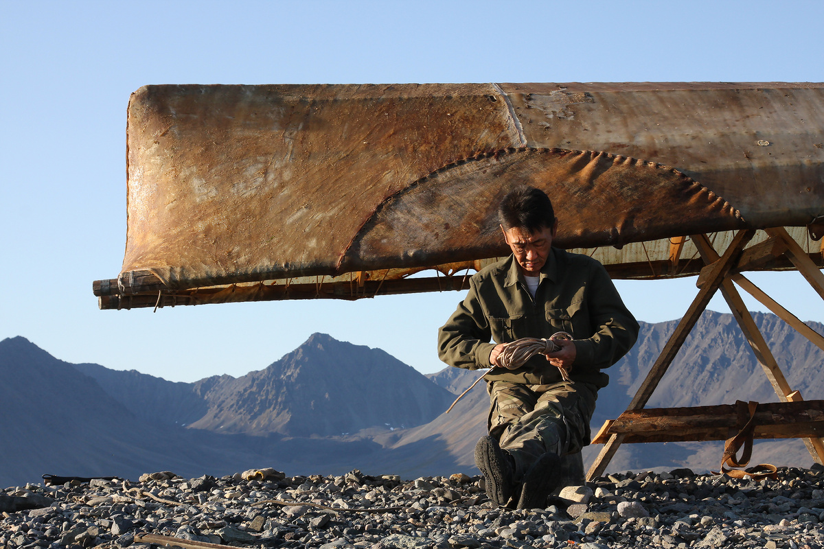 Фото Владимира Сертуна. Мастер по изготовлению байдар Николай Енеут