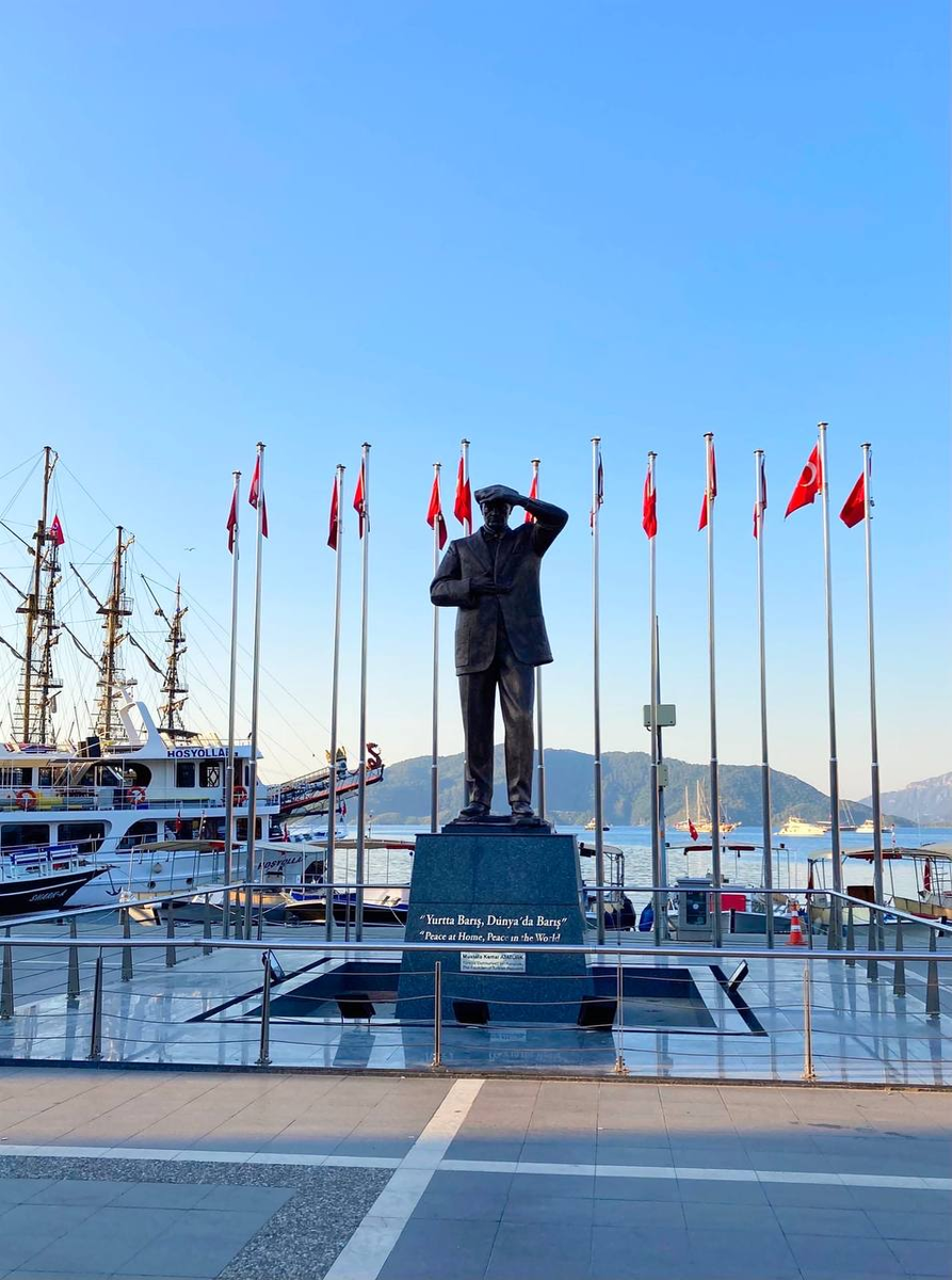 Памятник М. Аттатюрку в Мармарисе