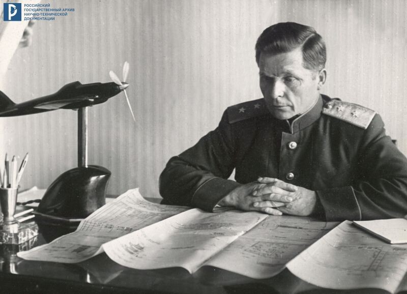 Ильюшин С.В. в кабинете за столом. [вторая пол. 1940-х-первая половина 1950-х гг.]. РГАНТД. Ф. 375. Оп. 1-10. Д. 193. Л. 2.