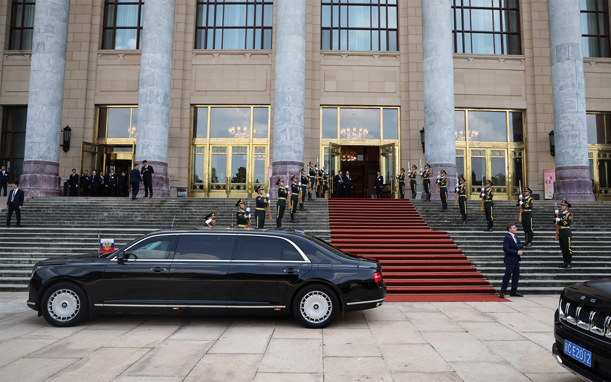 Kremlin Pool / Global Look Press📷Автомобиль президента РФ Владимира Путина у Большого зала народных собраний, Пекин. 3 сентября 2025 года