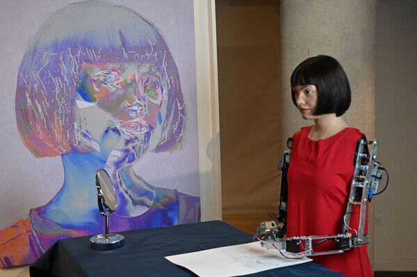 Первый в мире ИИ-художник Ай-Да представила новые работы