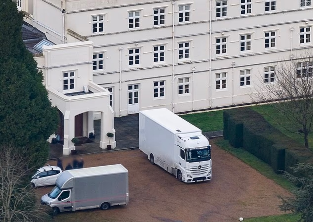 Младший брат короля должен был переехать во временное жилье в поместье Сандрингем во вторник на следующей неделе (на фото: Эндрю, которого в последний раз видели на публике в понедельник).