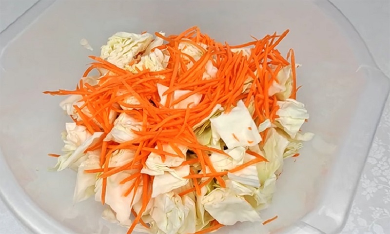 Знаменитый корейский салат из капусты и свеклы: секрет особого вкуса 