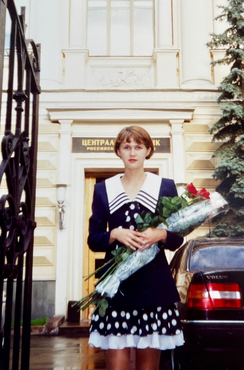 Несмотря на свою небольшую зарплату, я уже выкроила деньги на нянечку-соседку, пожилую милую женщину, которая забирала из садика Ванюшу за очень небольшие деньги, ведь я постоянно задерживалась на работе. «Я справлюсь», - постоянно говорила себе я. «Я - мощь, я - скала, я все преодолею», - твердила я себе постоянно, как мантру.