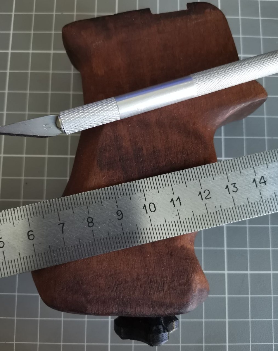 Скальпель не оставил заметных следов на древесине бука рукояти