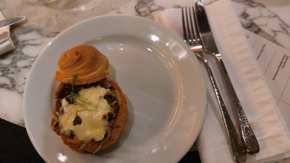 Профитрофитроли с жульеном из мяса дичи с белыми грибами