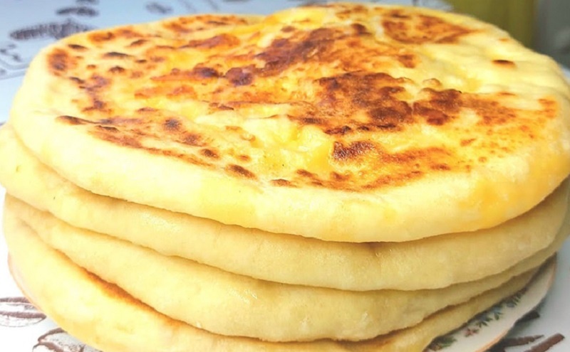 Хачапури без духовки: как приготовить грузинскую лепёшку с сыром и зеленью на сковороде за 10 минут