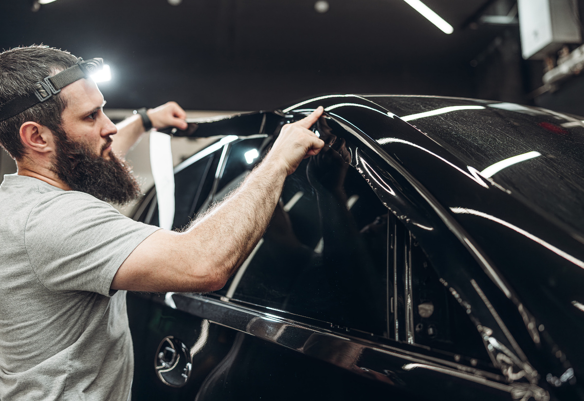 Антигравийная плёнка PPF на кузове автомобиля — подготовка к оклейке в детейлинг-студии KARAD Детейлинг