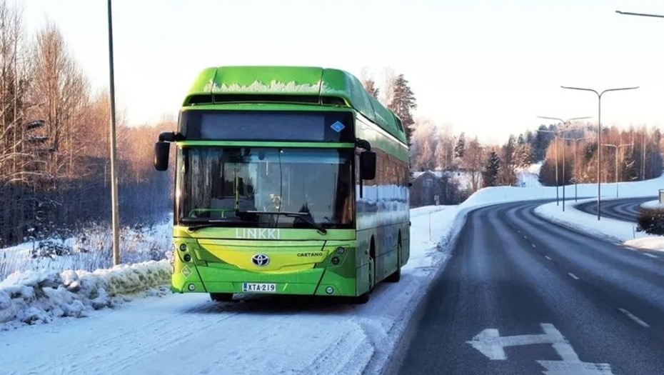 Автор фото: tekniikkatalous.fi. Сломавшийся водородный автобус на обочине. Ювяскюля, Финляндия.