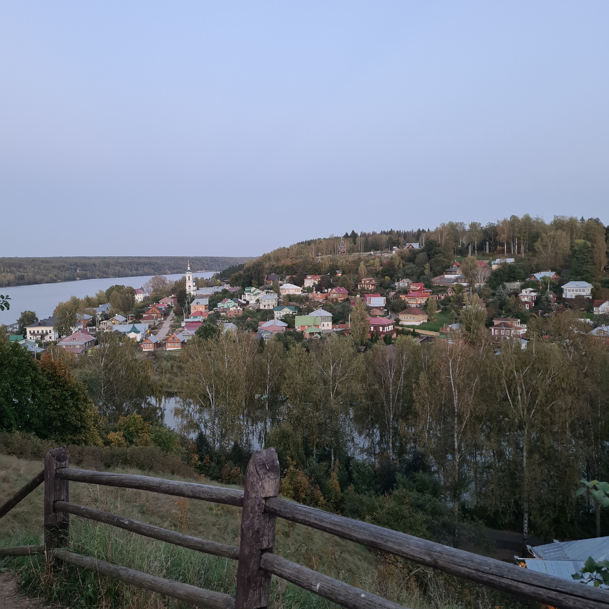 Один из знаменитых видов с Соборной горы в Плёсе 