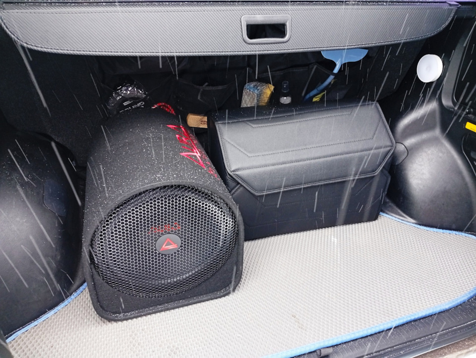 Сначала примерил его в своем миниатюрном багажнике