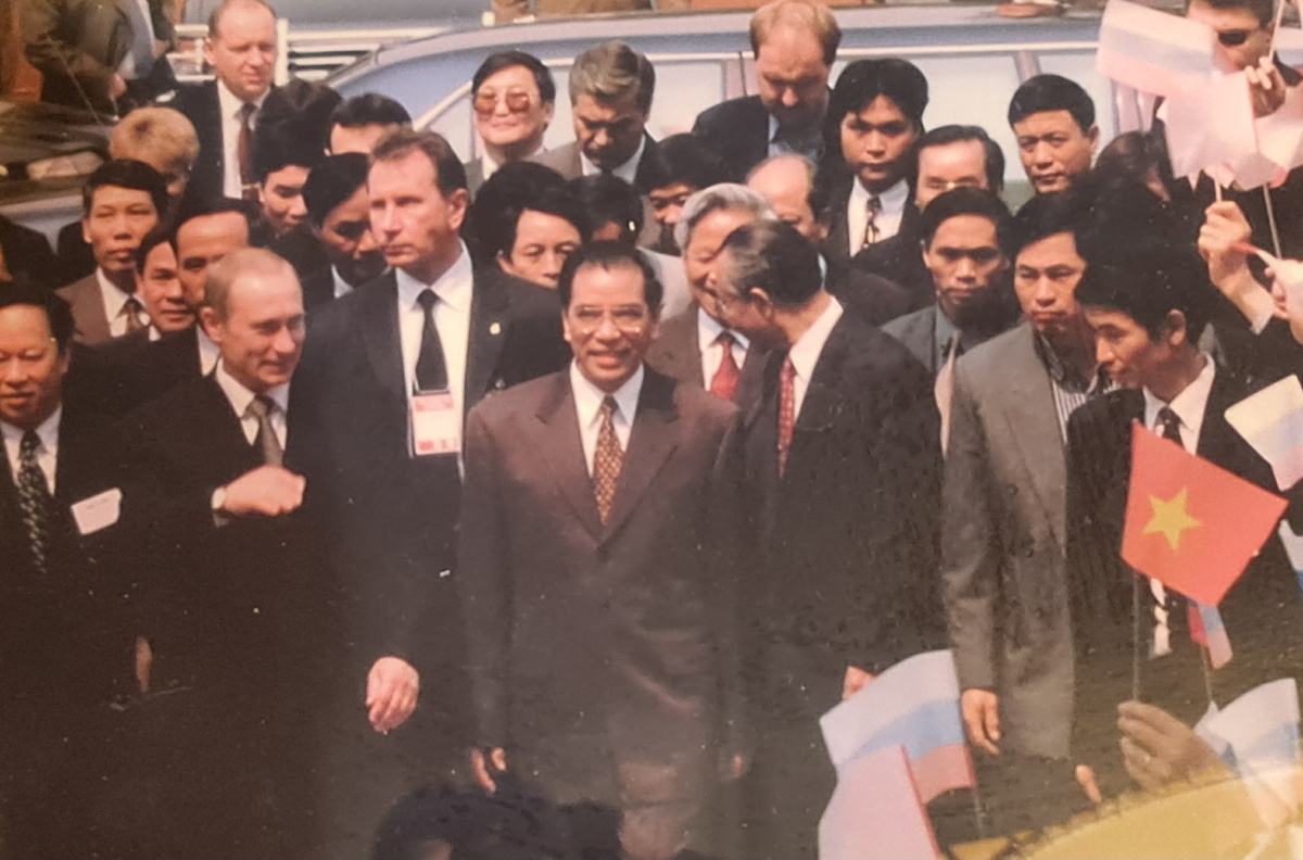 На фото: по дороге на встречу с выпускниками советских и российских ВУЗов. Дядя Лёша (он же PlavaliZnaem) в последнем ряду и явно что-то снова записывает. (Откуда у меня это фото, я не помню, но кажется, наше - тассовское).