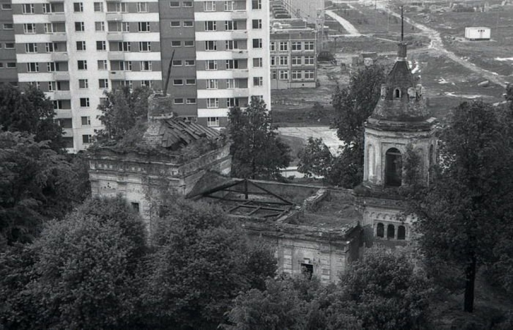 Церковь на Лукинской улице, вокруг которой построили дом. Фото: VK "Новопеределкино, которого нет"