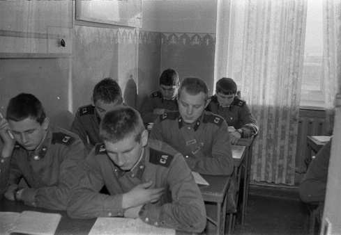«Учебка» в советской армии: как там служилось..Парни вспоминают..