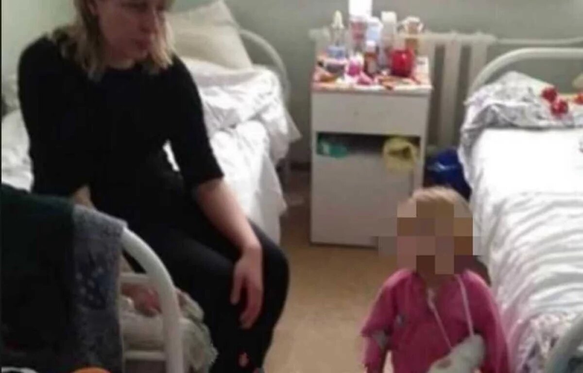    На фото видно, что у малышки сломала левая ручка; у матери на теле врачи тоже обнаружили следы глубоких порезов.