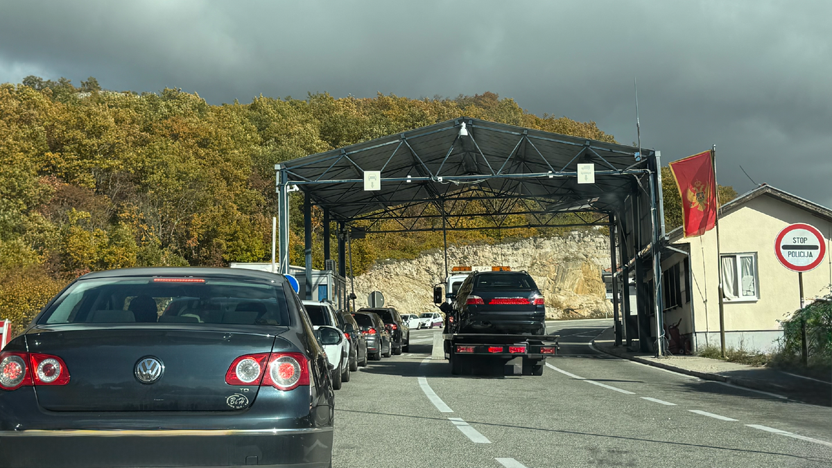 Так выглядит очередь на пограничном контроле в д.Клобук в середине дня ( 13:00-14:00)