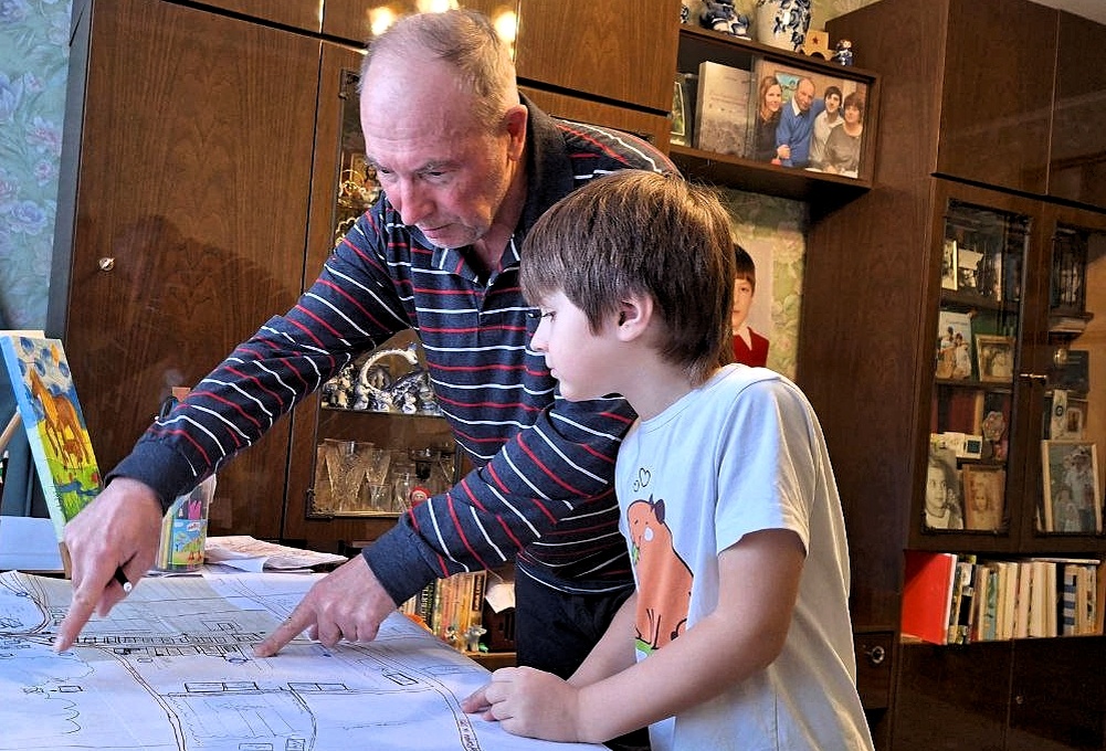 "Деревенский дед" рассказывает и показывает внуку, какой была деревня его детства. Фото из личного архива автора.