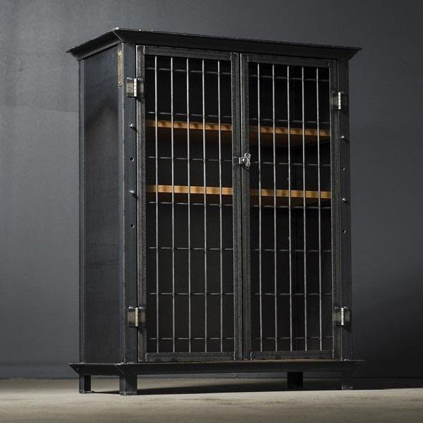 Черный металл, словно графитовый карандаш, очерчивает строгие, лаконичные линии, формирующие силуэт мини-бара.