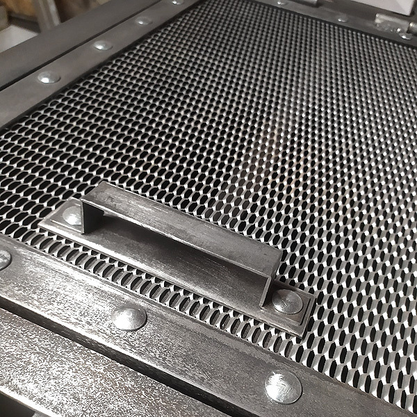 Тумба словно выкована из самой души индустриальной эпохи.