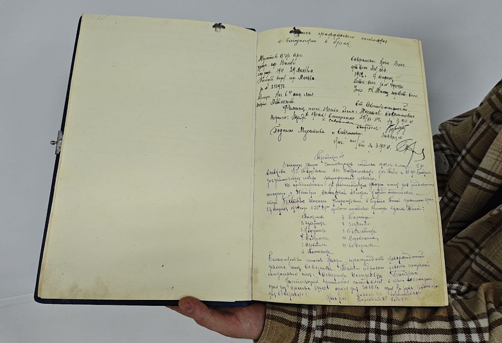    Изначально это была книга почетных гостей полярной станции Бухта Тихая - ее вели с момента открытия станции в 1929 году. / Фото: Евгений Ермолов, нацпарк "Русская Арктика"