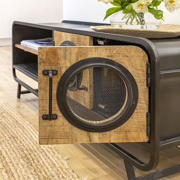 Она словно сошла со страниц старинного французского журнала, где иллюстрации отражают утонченность и элегантность буржуазного интерьера.