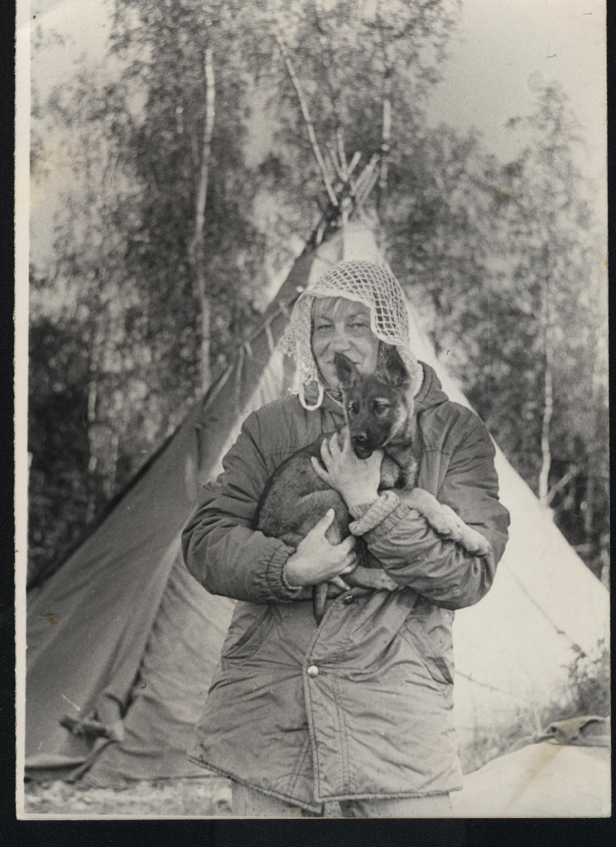 Наталья  Турышева,,,автор статьи, на сойбище рыбаков селькупов, недалеко от Красноселькупа в день рыбака летом 1988 года.