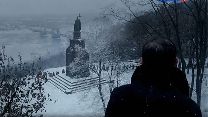 Алексей Турбин встречает вступающих в Киев красных. Кадр из сериала "Белая гвардия" (2012).