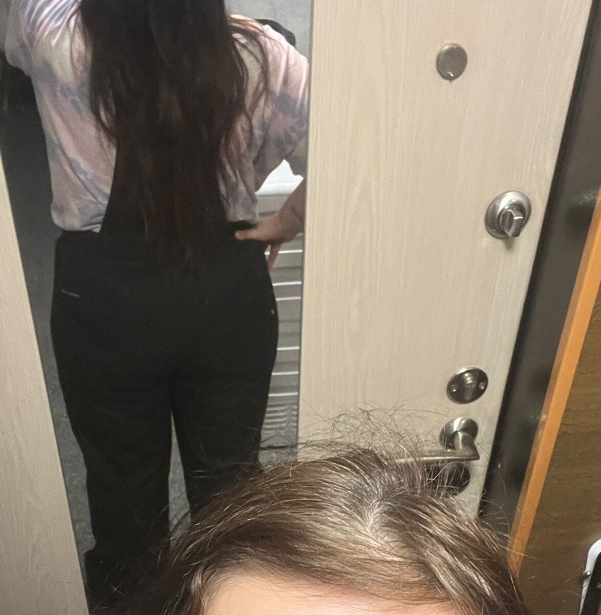 Даже чуть ниже поясницы😁