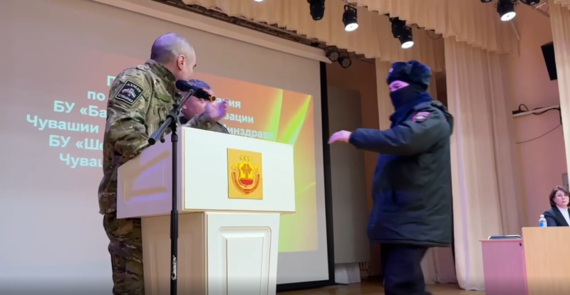 Ветерана СВО с трибуны убирала полиция: "Министр показала истинное лицо"