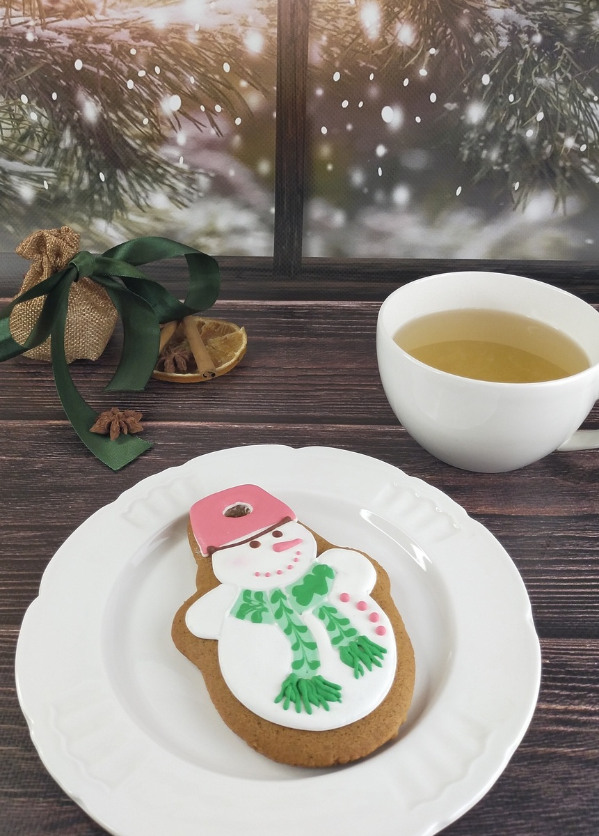 у снеговика интересный акцент - шарф, роспись имитирует вязку, а кончики шарфа объемные, совсем как настоящие, а  шишка выглядит как настоящая с объемными чешуйками, усыпанная снегом и украшенная веточкой