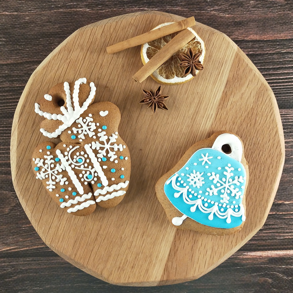 снежинки сразу добавляют новогоднего настроения, а у домика прозрачное леденцовое окошко