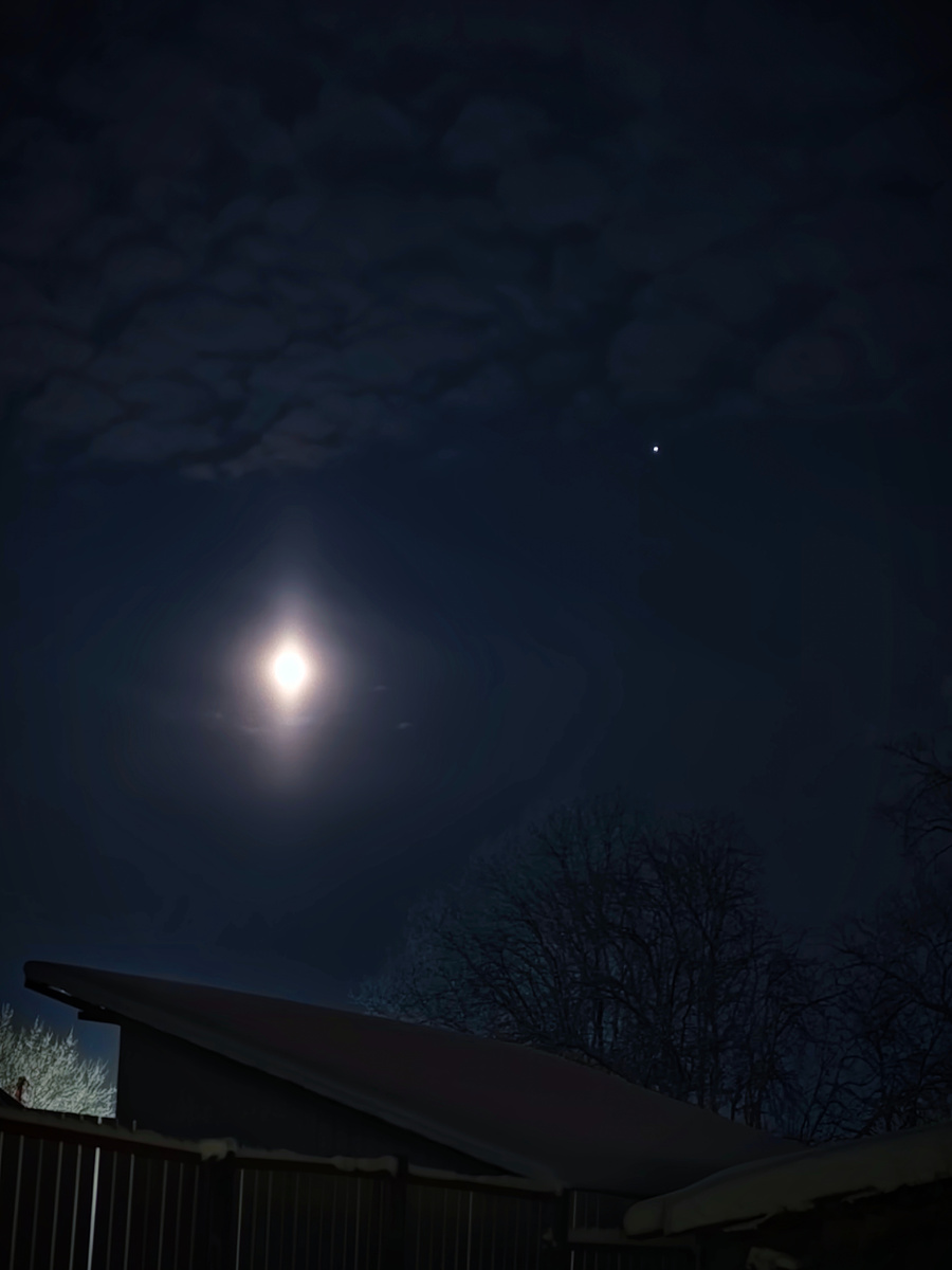 «Луна влияет на людей по-разному, ведь красивый полумесяц, висящий в сумеречном небе, может взволновать наши сердца» — Кен Кросвелл