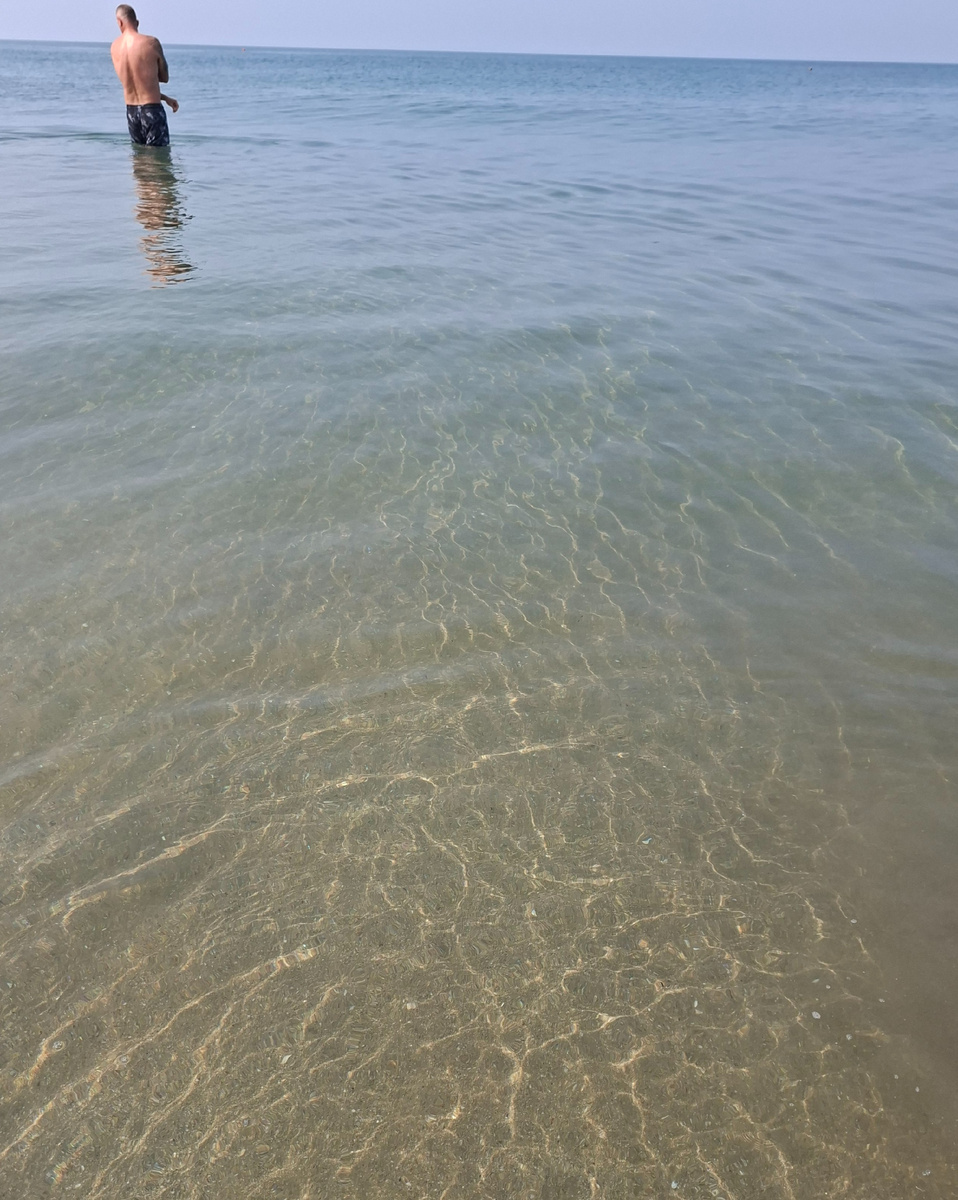 Сегодня вода была удивительно прозрачная, а океан тих.