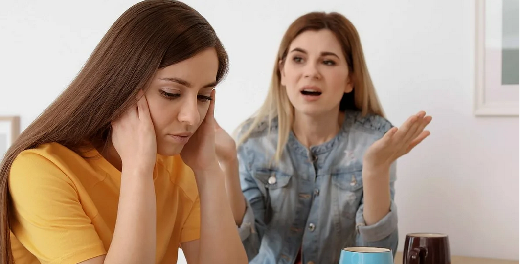 После похорон деда тетка заявила: «Дом мой, ты здесь никто, убирайся». Она уже праздновала победу, пока я не нашла за старой иконой конверт