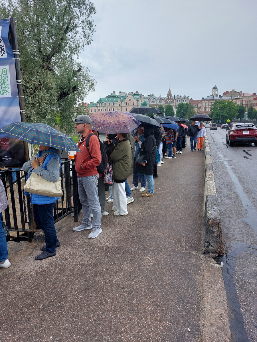 В Выборге пришлось под дождем очередь в замок стоять(((