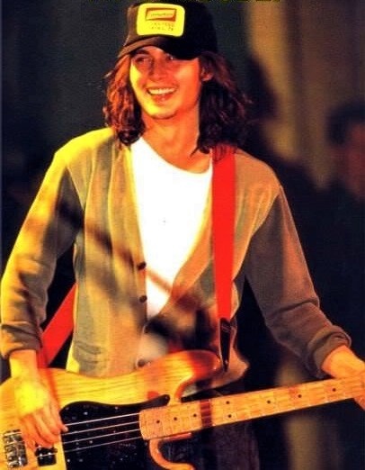 Джонни Депп (Johnny Depp) с гитарой ''FENDER Precision Bass 4'' (1997г)