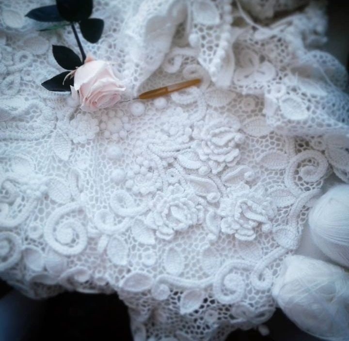 Фото автора. Нравится мне, как смотрится это тёплое арт-кружево на плоскости и в интерьере. Можно связать декоративные наволочки и покрывало с таким рисунков. Осталось продумать подклад и найти время:)