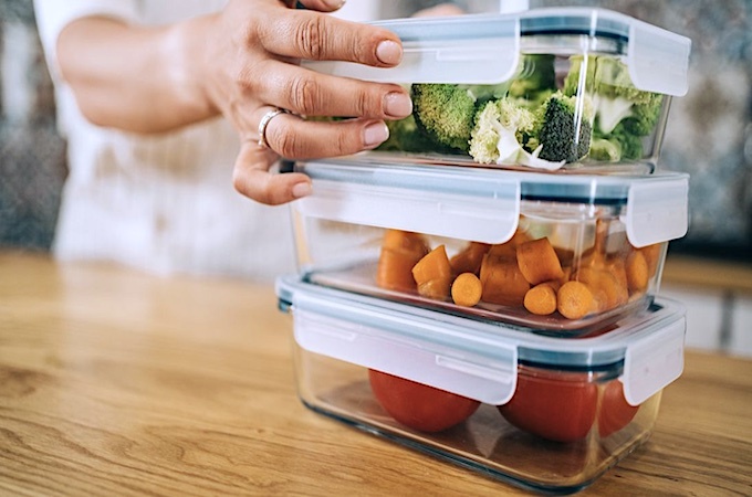 большинство людей хранит продукты в пластиковых контейнерах с пластиковыми крышками.