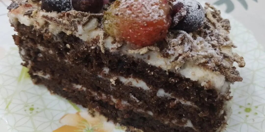 Шоколадный пирог с малиновым вареньем и заварным кремом