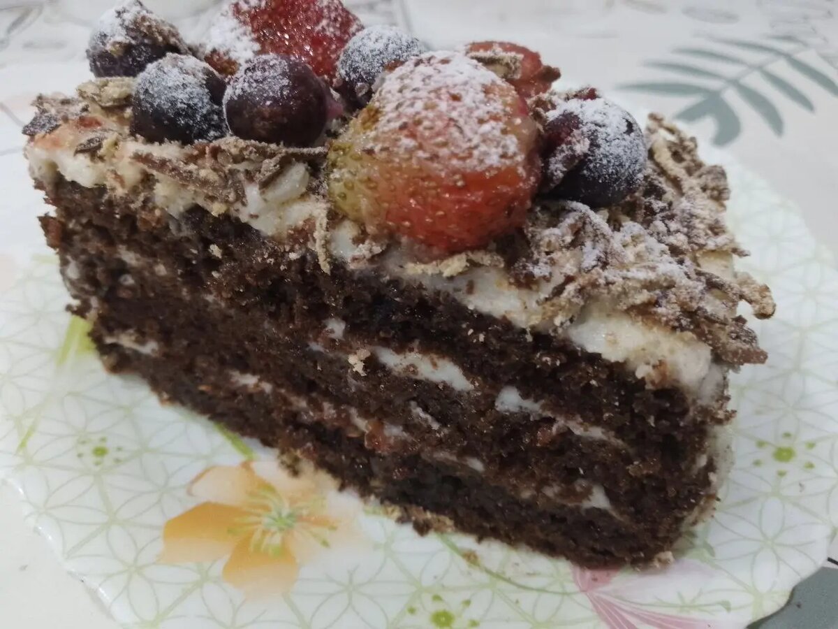 Шоколадный пирог с заварным кремом и малиновым вареньем