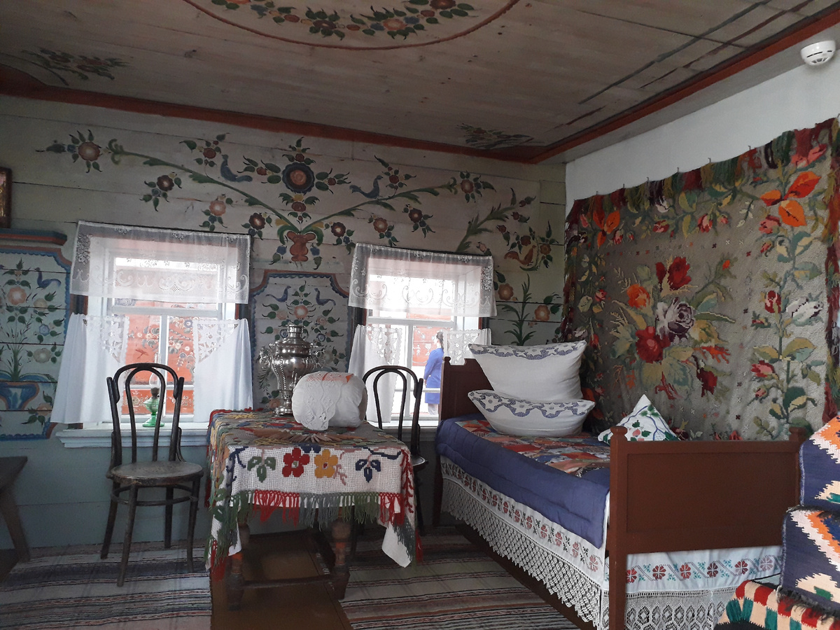 Бабы Анин дом был похож на "Дом бабы Маши" в Нижнесинячихинском музее деревянного зодчества в Свердловской области. Фото автора.