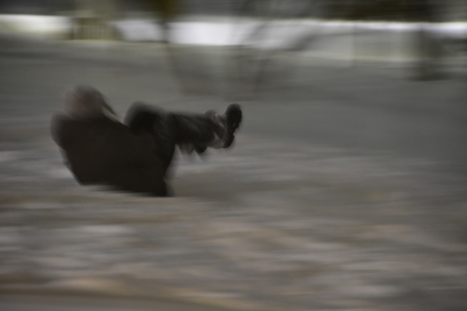    Во время катания на крыше авто один из приятелей каскадера слетел на землю. Дмитрий КУТЕПОВ