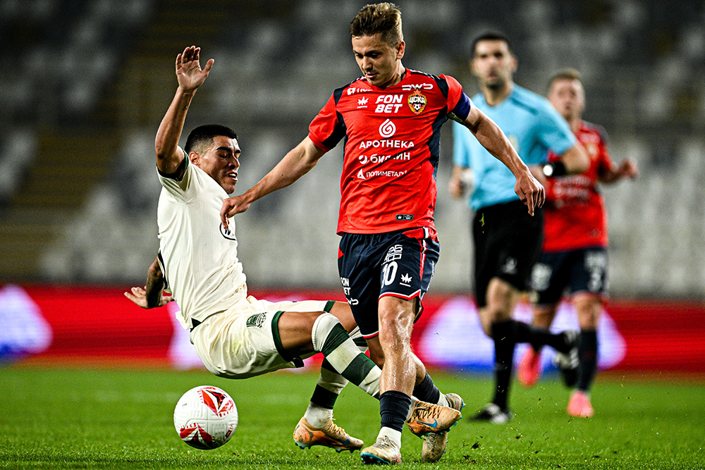    Футболисты "Краснодара" (в светлой форме) и ЦСКА не щадили друг друга, словно речь идет об официальном матче. / РИА Новости