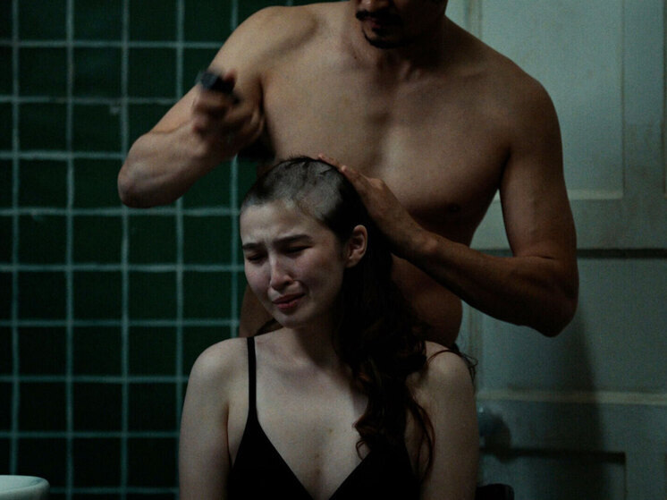     Аян Отепберген и Дильназ Курмангалиева в фильме «Больной». Фото: Пресс-служба фестиваля