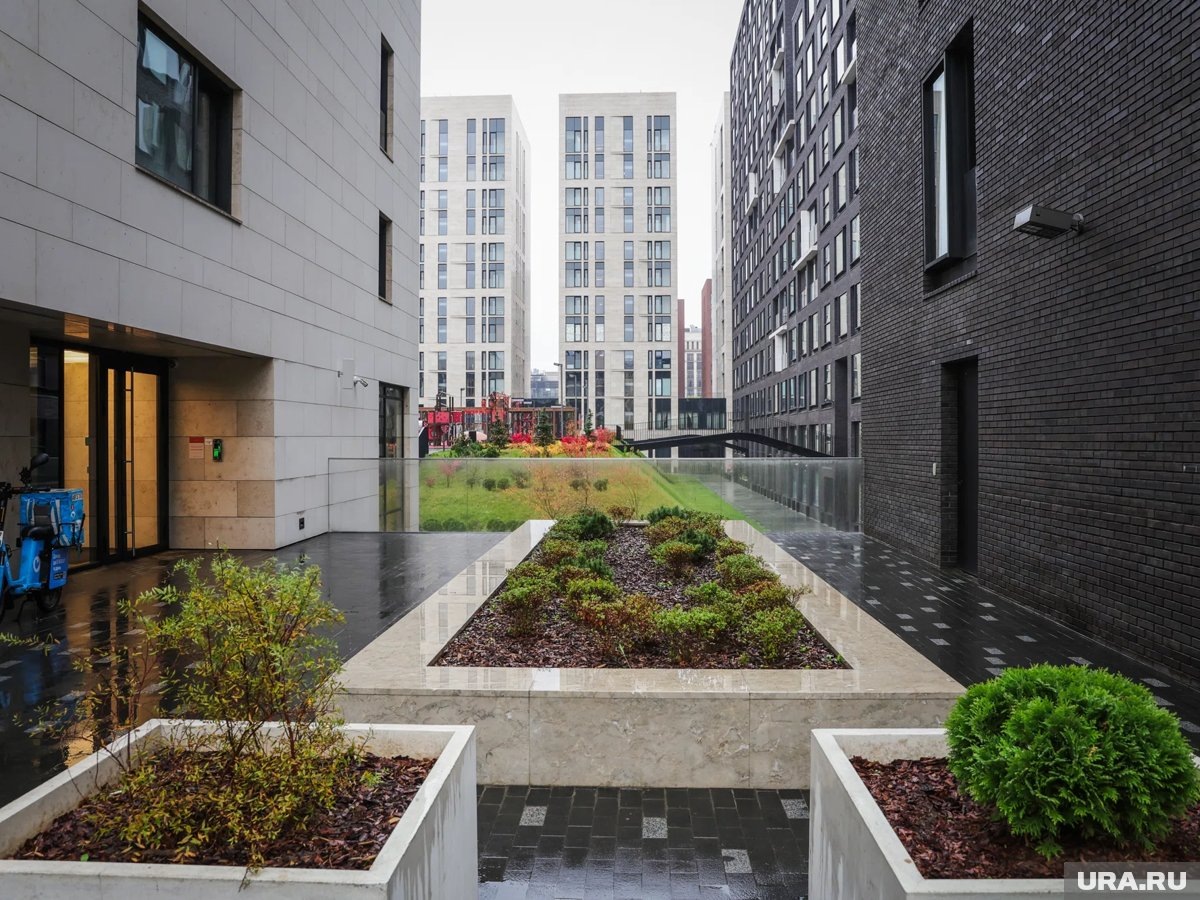     Акции опустились на пять процентов и стоят 915 рублей за штуку