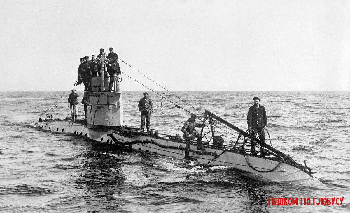 Немецкая подводная лодка на поверхности