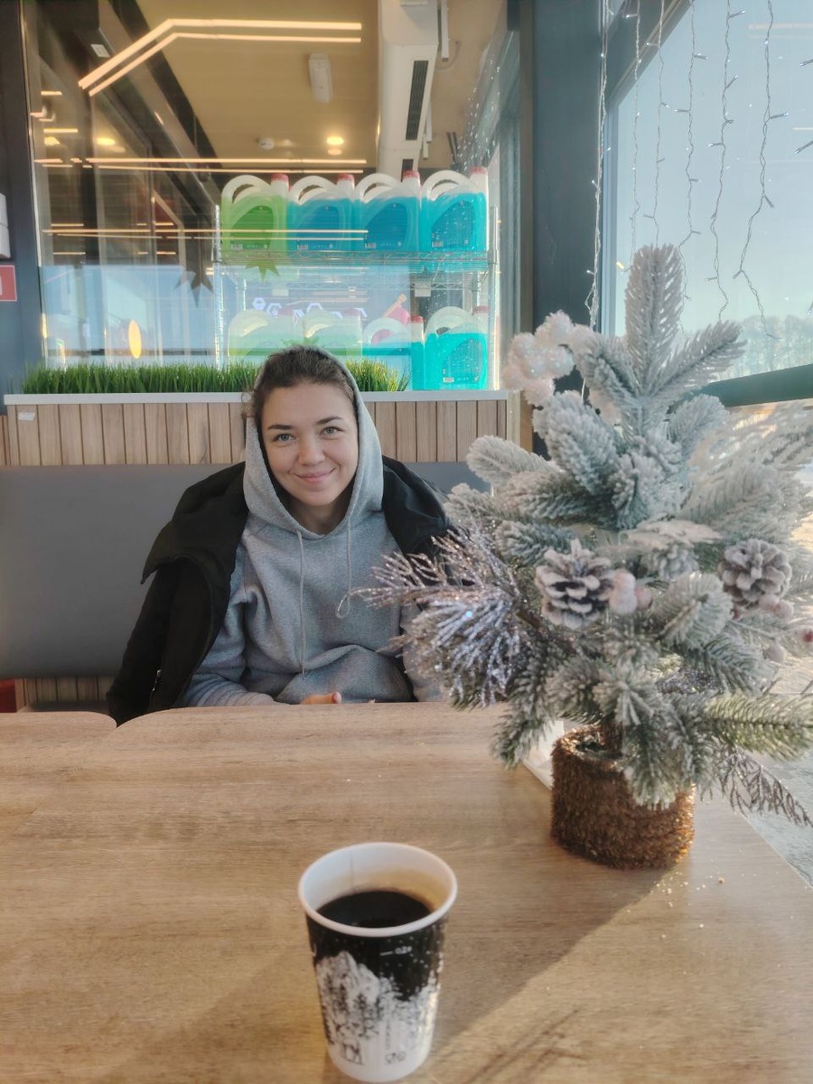 А это я, немного в шоке от 50 литров. Аж кофе не взяла 😁 Не каждый раз на заправке оставляешь 4000 рублей) Но пыж -есть пыж . Я ему очень рада)