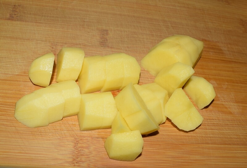 Нарезаем картофель